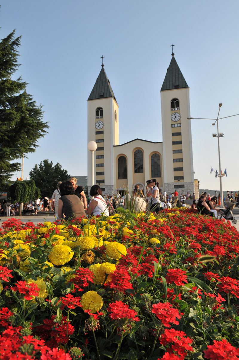 Emídio Servo de Maria ECM UMA HISTÓRIA DAS APARIÇÕES EM MEDJUGORJE