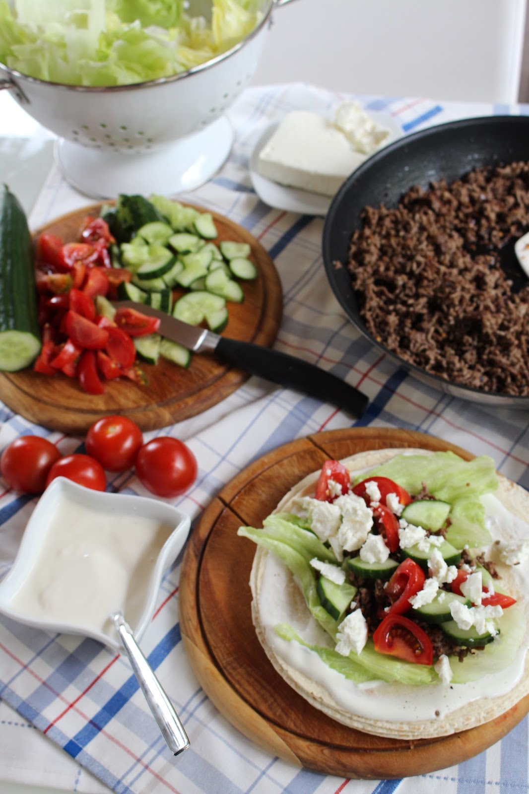 Tortilla Wraps mit pikantem Rinderhack, Tomaten, Gurke und Schafskäse ...