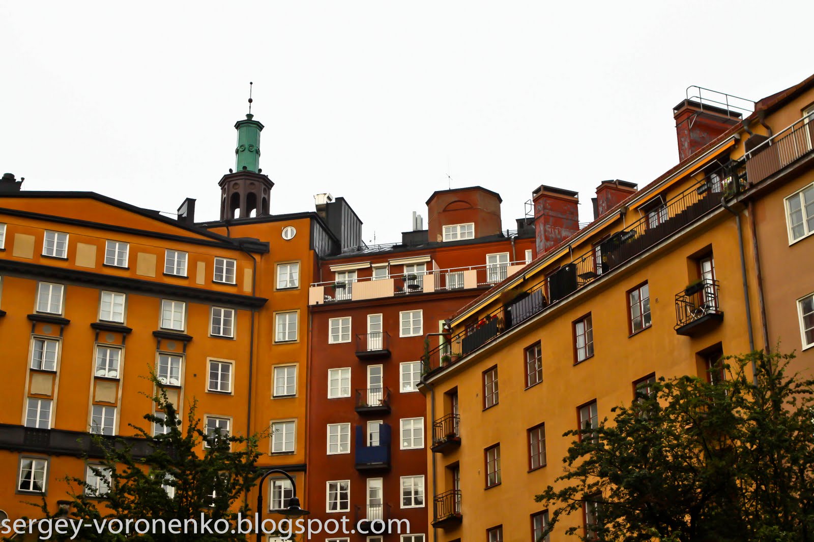 Крыша где жил карлсон. Дом Карлсона в Стокгольме. Домик Карлсона на крыше в Стокгольме. Памятник Карлсону в Стокгольме. Дом Карлсона в Стокгольме фото.