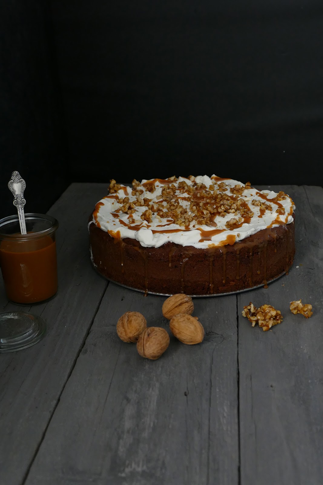 Bratapfeltorte mit karamellisierten Walnüssen