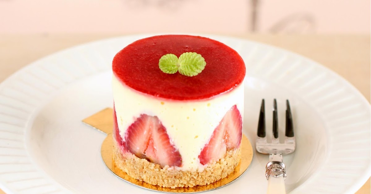 dailydelicious: Strawberry and white chocolate cheesecake: Cute little cake