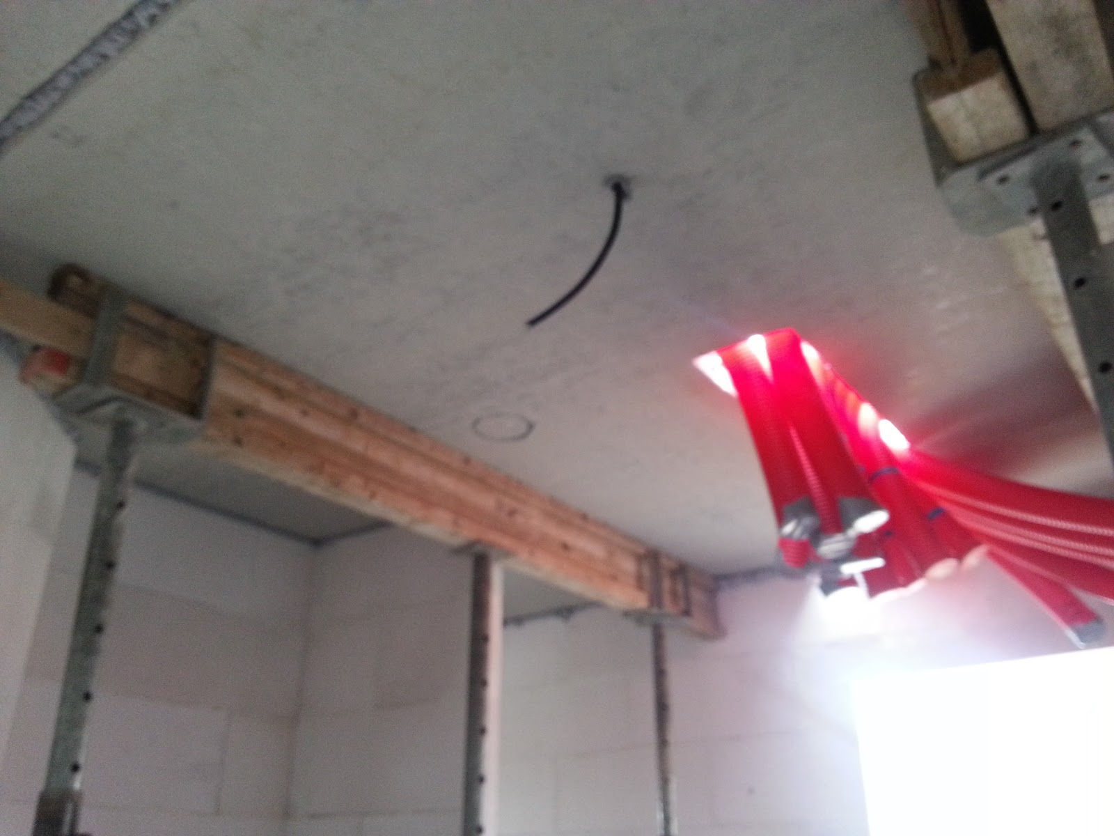 Hausbau-Nickern Blog: TAG 24 - Montage Decke und Lüftungsrohre/Elt