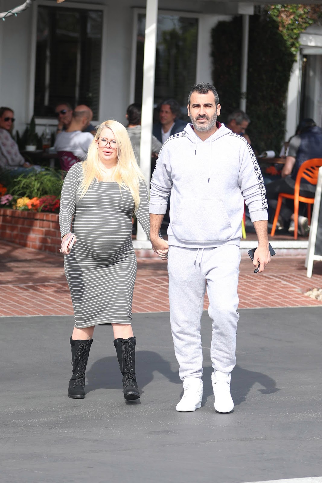 Ποιοι είναι οι σταρ του κινηματογράφου πορνό, πόσα κερδίζουν και γιατί ...