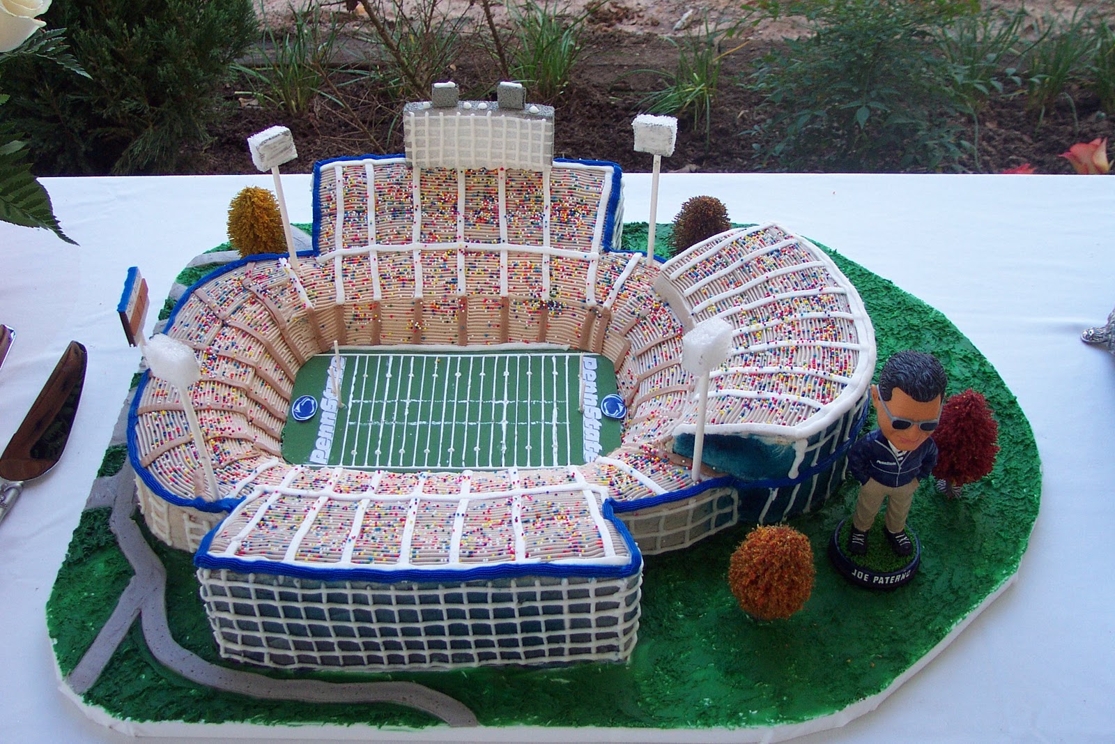 Форма стадиона имеет форму. Торт в виде стадиона. Торт футбольный. Торт футбольное поле. Торт для мальчика стадион.