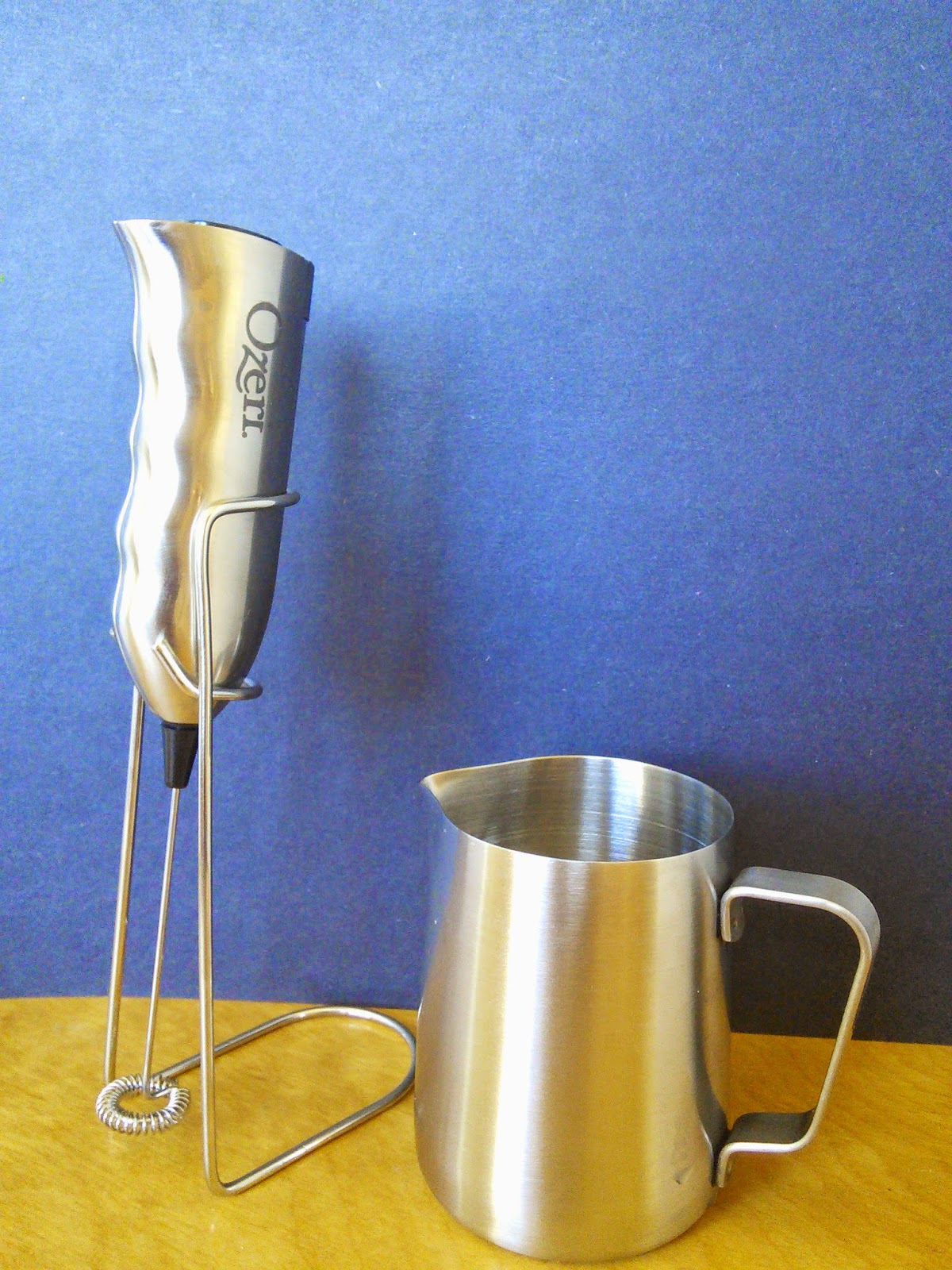 Ozeri Deluxe Milk Frother in Stainless Steel with Stand and 4 Frothing Attachments