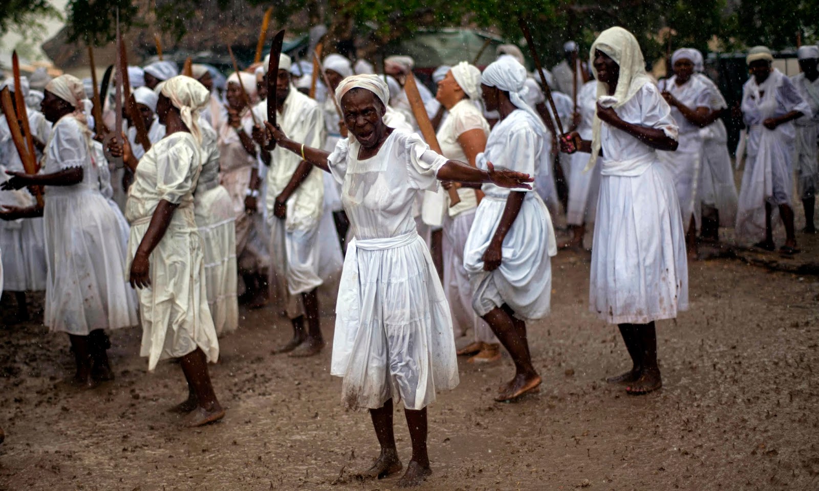 HAITI CONNEXION CULTURE La Fête des Guédés en Haiti par rapport à