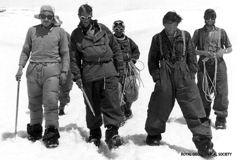 Первая экспедиция на эверест. Хиллари и Тенцинг. Тенцинг Норгей на вершине Эвереста в 1953 году.