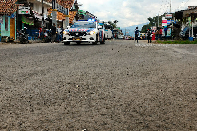 Jalan raya sudah steril karena Presiden Jokowi mau lewat. Jalan raya sudah steril karena Presiden Jokowi mau lewat.