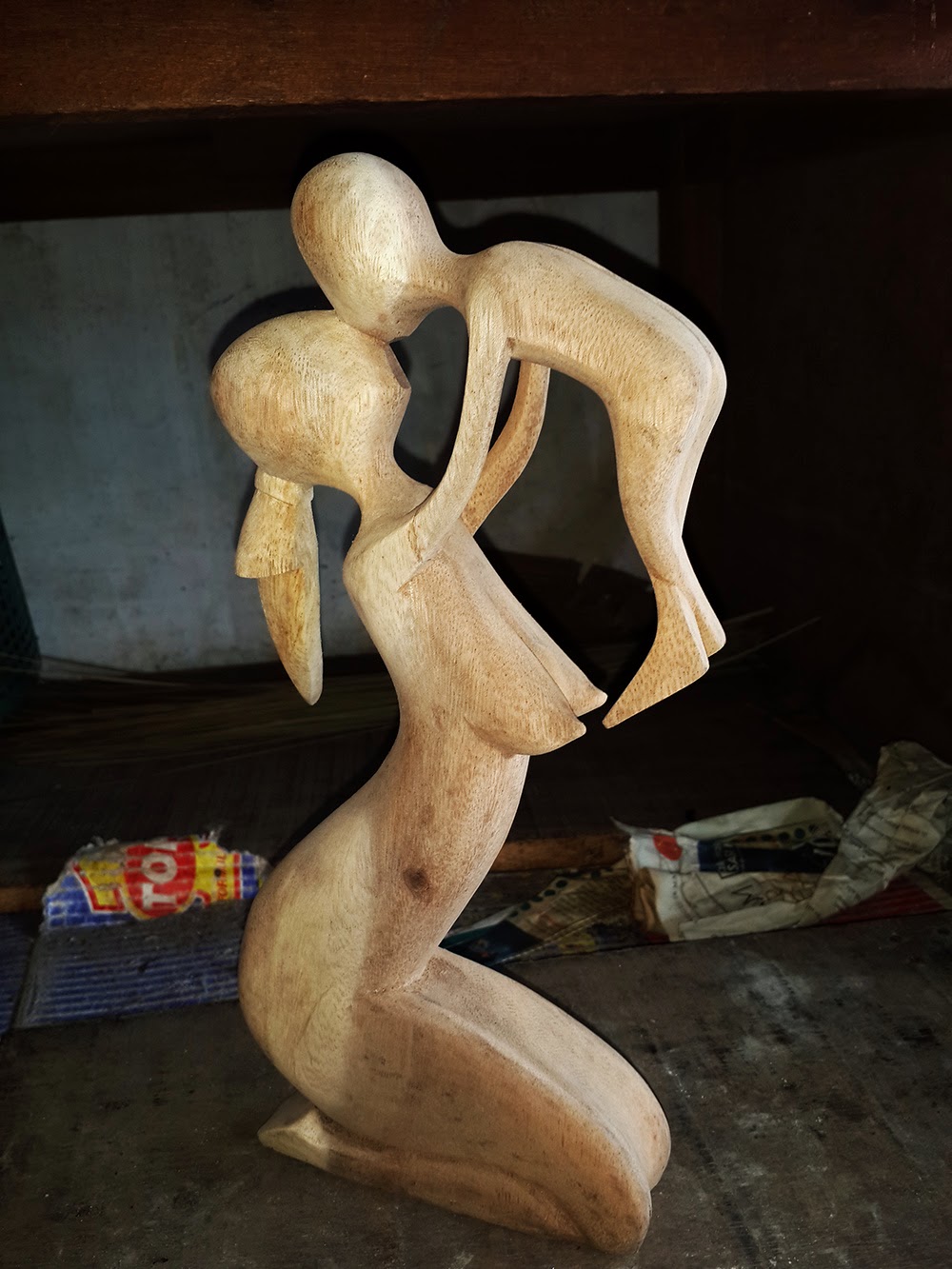 Patung Abstrak Ibu Sayang Anak KODE A017 JUAL PATUNG KAYU