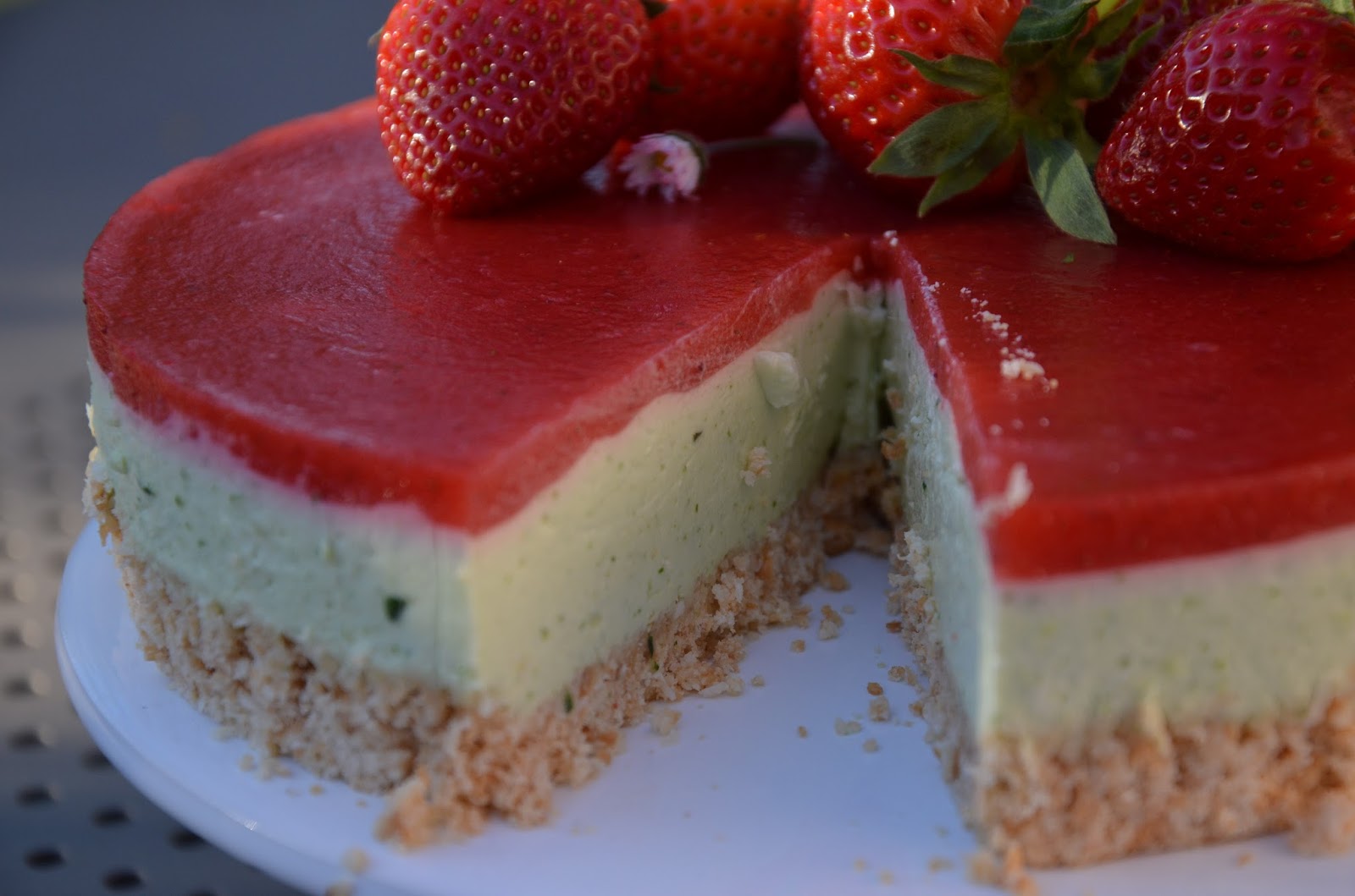 Erdbeer-Basilikum-Cheesecake ohne Backen - Rezeptra - Food and More