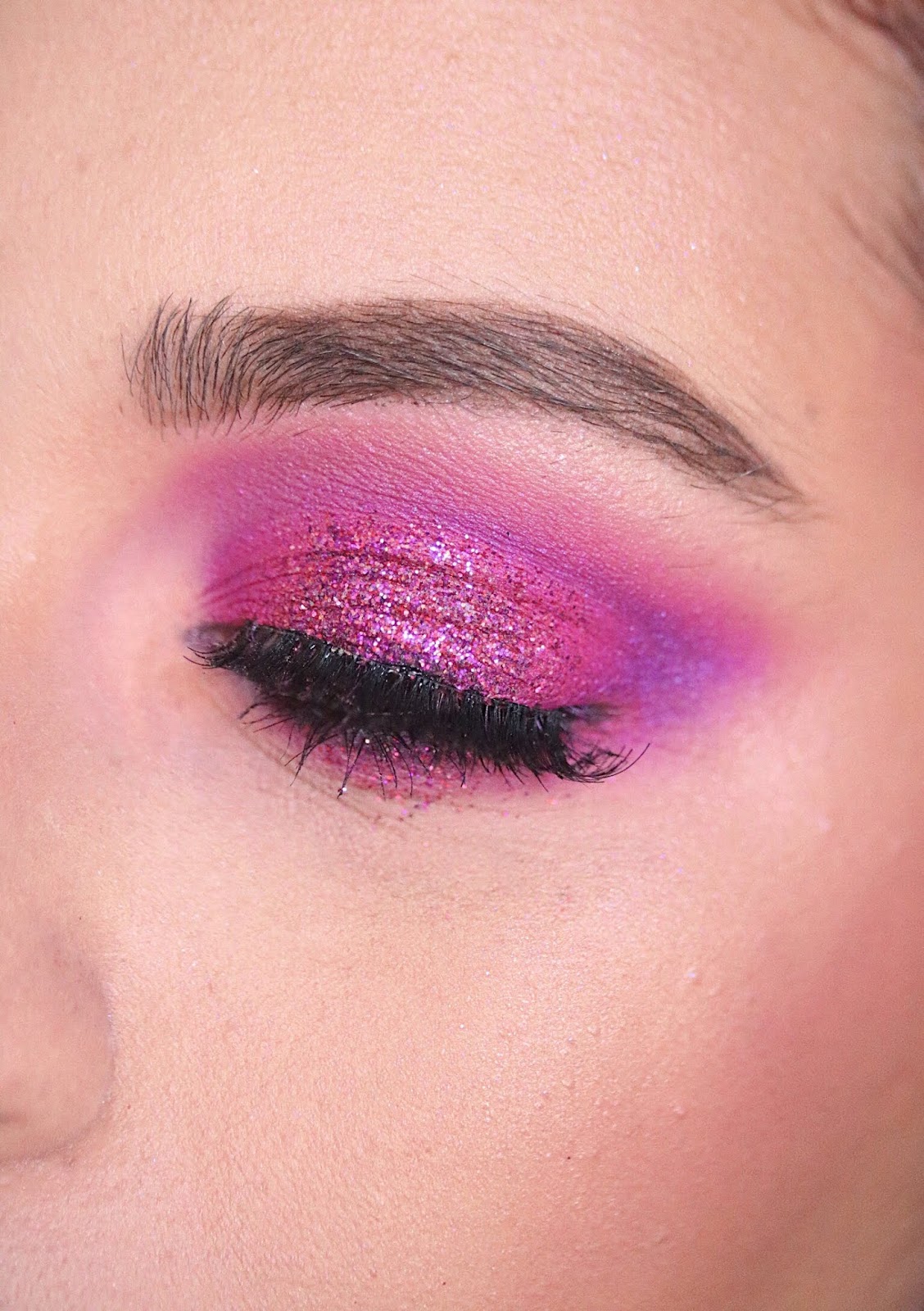 REVOLUTION PRESSED GLITTER PALETTE,REVOLUTION PRESSED GLITTER PALETTE HOT PURSUIT, HOT PURSUIT , MAKEUP REVOLUTION , REVOLUTION MAKEUP LONDON , DOLLAR MAKEUP,ROSEMADEMOISELLE , ROSE MADEMOISELLE , BLOG BEAUTÉ , PARIS , REVUE , AVIS , SWATCHS , GLITTERS , GLITTERMAKEUP , MAQUILLAGE PAILLETTES ,