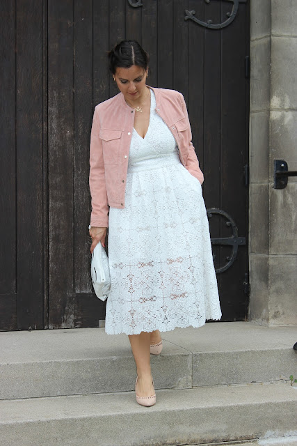 robe maje rimani, veste mango rose, escarpins nude minelli