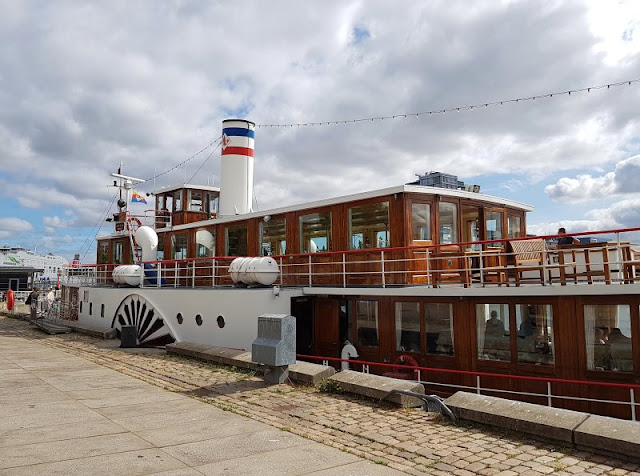 7 Lieblingsplätze zum Schiffe gucken in Kiel. Der Raddampfer Freya liegt in Kiel am Kai.