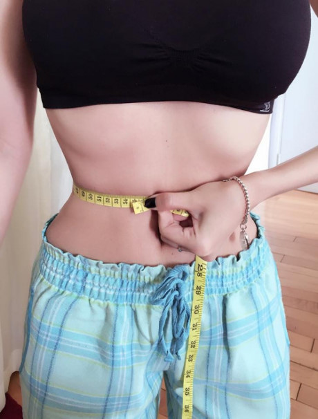 Nhung hotgirl nao 'soan ngoi' Ngoc Trinh ve vong eo 56? - Anh 4