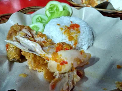 Kuliner Ayam Geprek Pedas Bikin Ketagihan