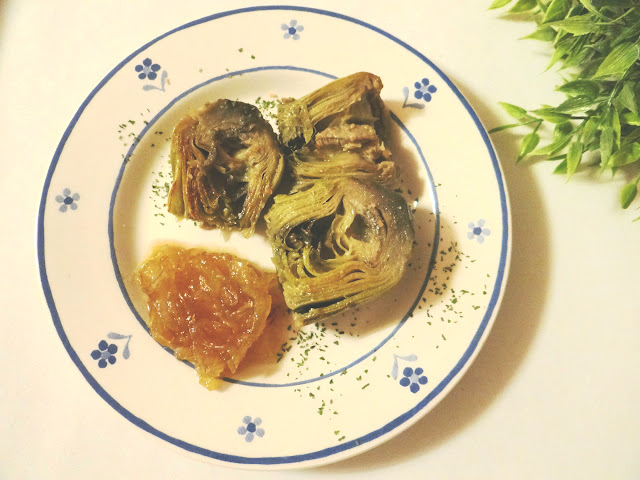 Alcachofas a la plancha con cebolla caramelizada