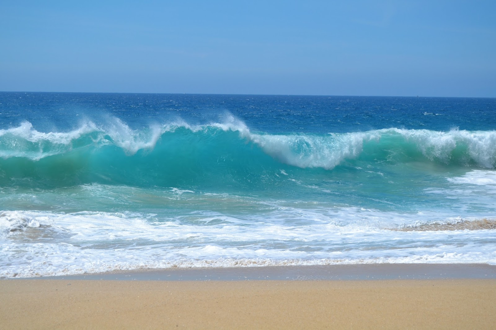 Волна какое море. Море набегающая волна. Пляж с большой волной. Море волны солнце. Линия прибоя.