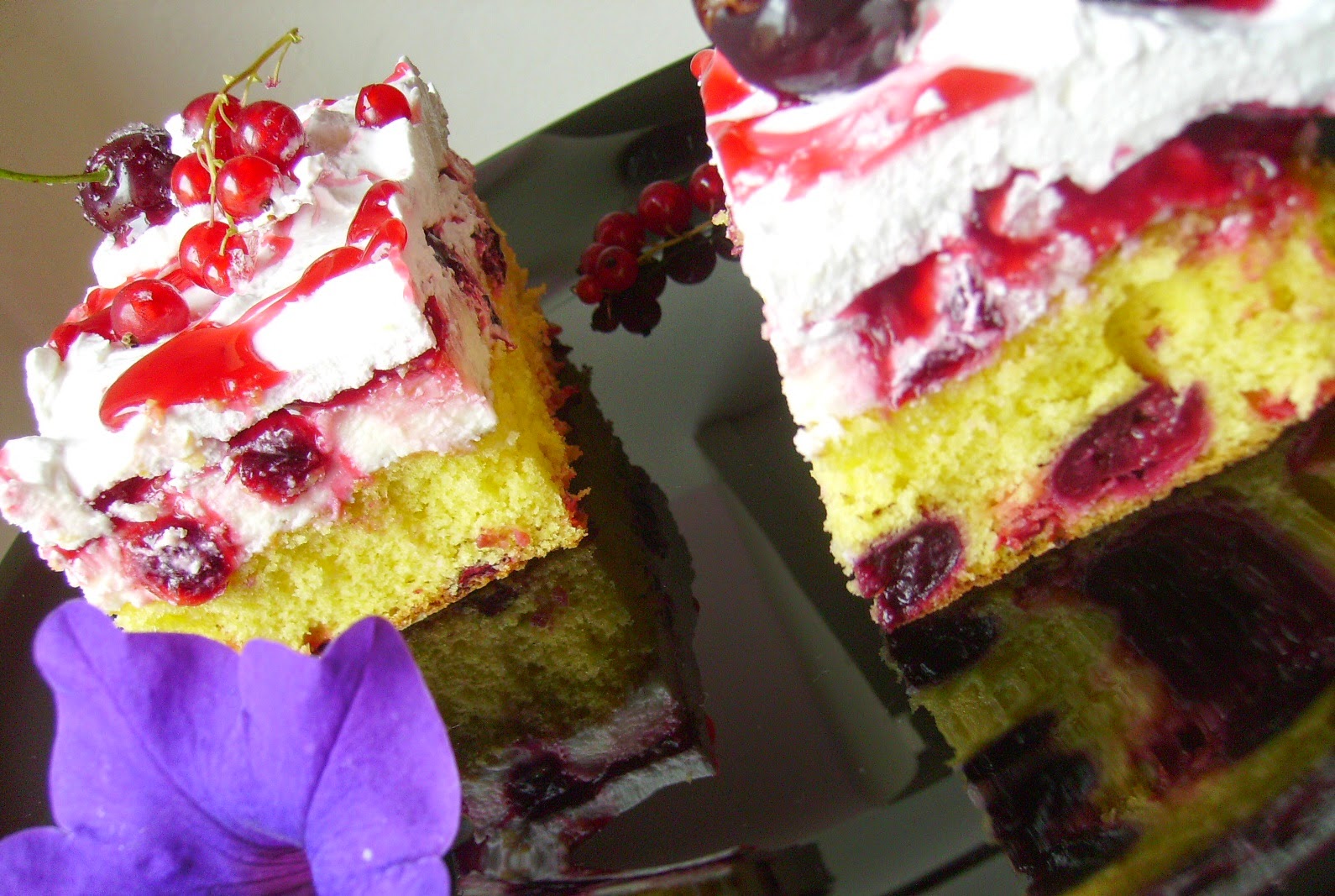 Pandişpan cu cireşe şi coacăze roşii