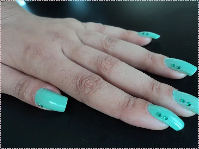 Unhas Decoradas com pedrinhas