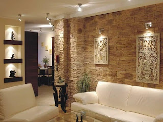 Sala con pared de piedra