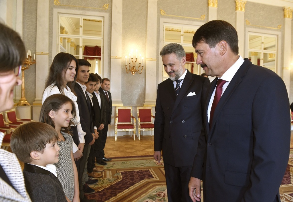 Noul Ambasador Al Romaniei In Ungaria Marius Gabriel Lazurca și A Prezentat Scrisorile De Acreditare Președintelui Janos Ader
