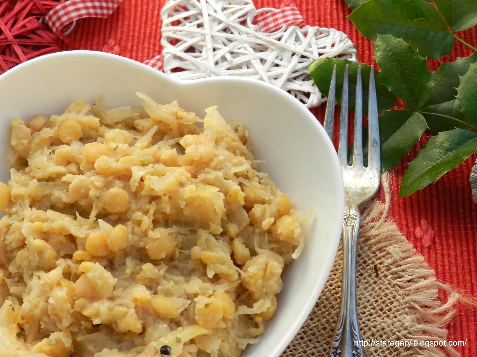 салат из капусты с зеленым горошком. салат с горошком и капустой белокочанной. салат с капустой и горошком. салат пекинская капуста огурец горошек. квашеная капуста с горошком.