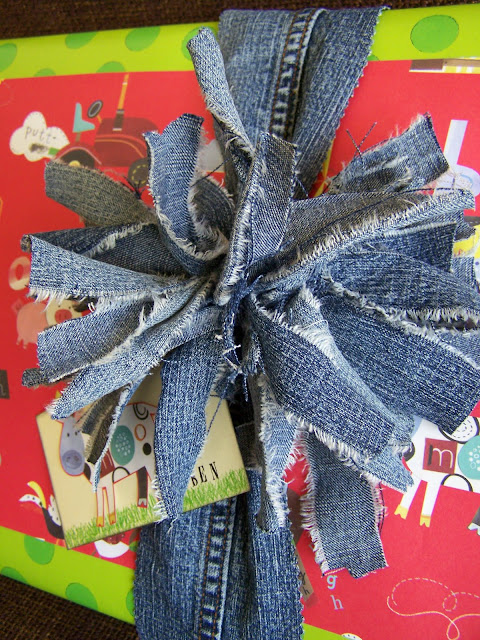 20 Fun and Creative Ideas of how to wrap your gifts at the36thavenue.com  ...So cute!