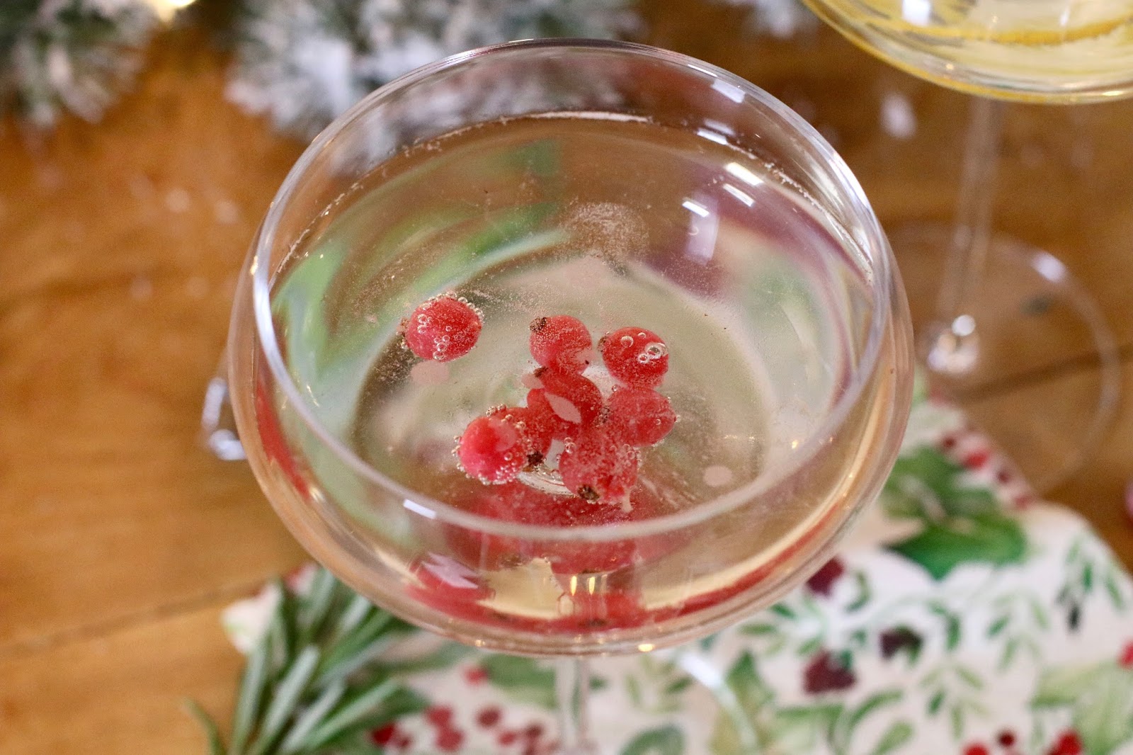 Festive-prosecco-Christmas-red-currants