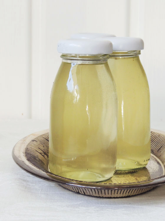 Ohne backen ... Holunderblütenjoghurt-Torte mit Knusperboden