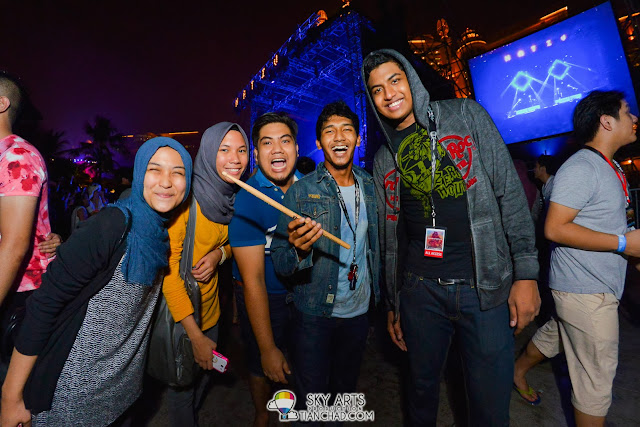 He who got the drum stick from Eddie! OneRepublic Native Live in Malaysia 2013 @ Sunway Lagoon 