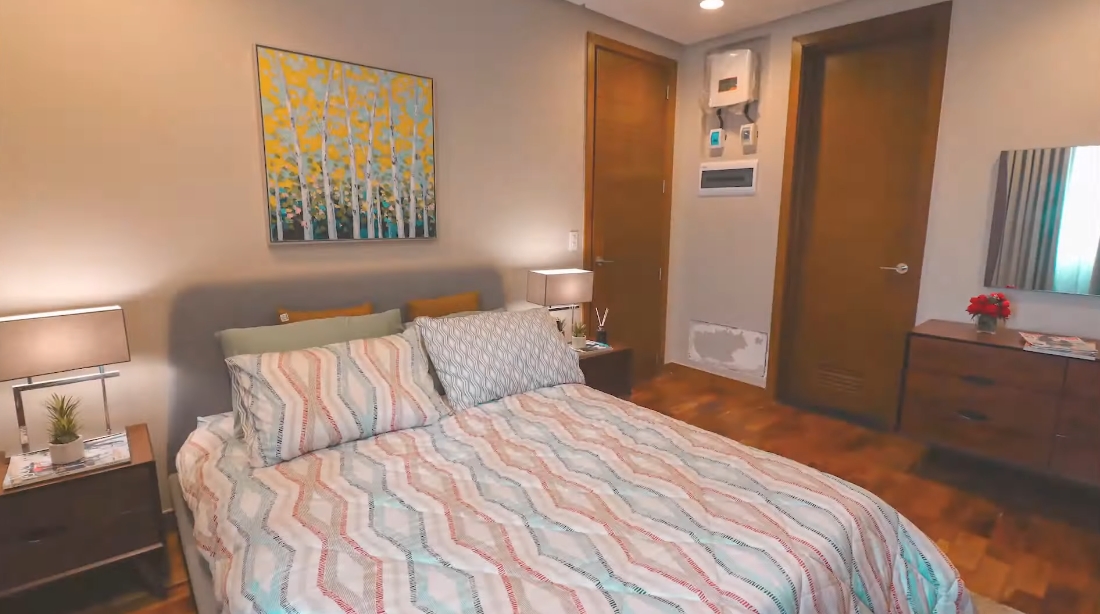 20 Interior Design Photos vs. New Manila, Luxury Townhouse Tour