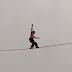 (Video) Gjermani mbi 100 m. lartësi ecën 375 m. mbi tel, thyen rekordin botërorë
