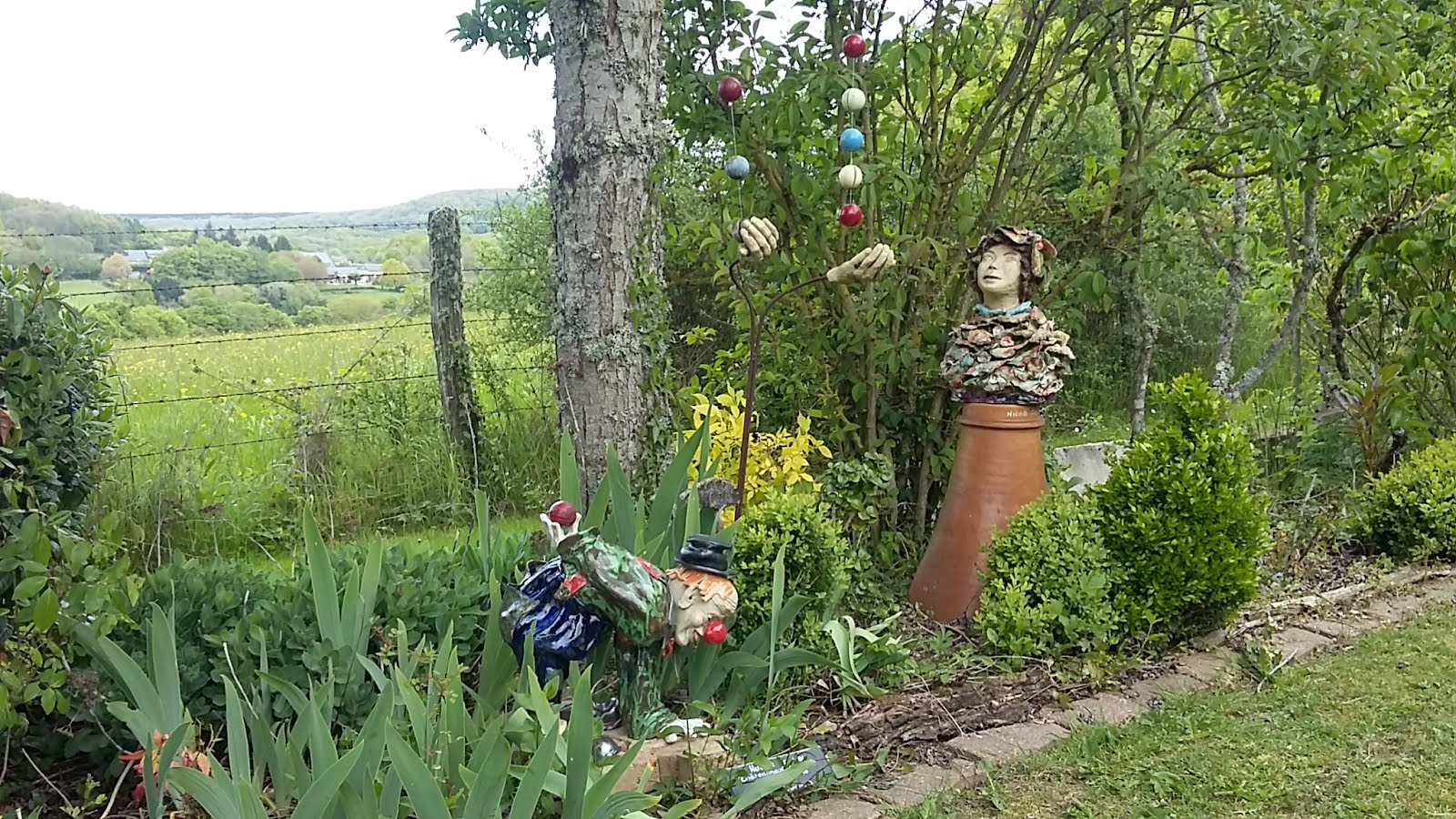 Clown de Hubert Gasnier ajouté près du jongleur et du buste qui le regarde