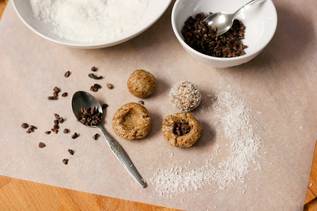 Raw Cacao Surprise Balls - 5 ingredients Raw Cacao Surprise Balls - 5 ingredients