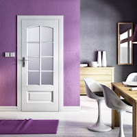 Drzwi PolSkone wewnętrzne białe przeszklone Modern fioletowe ściany we wnętrzu