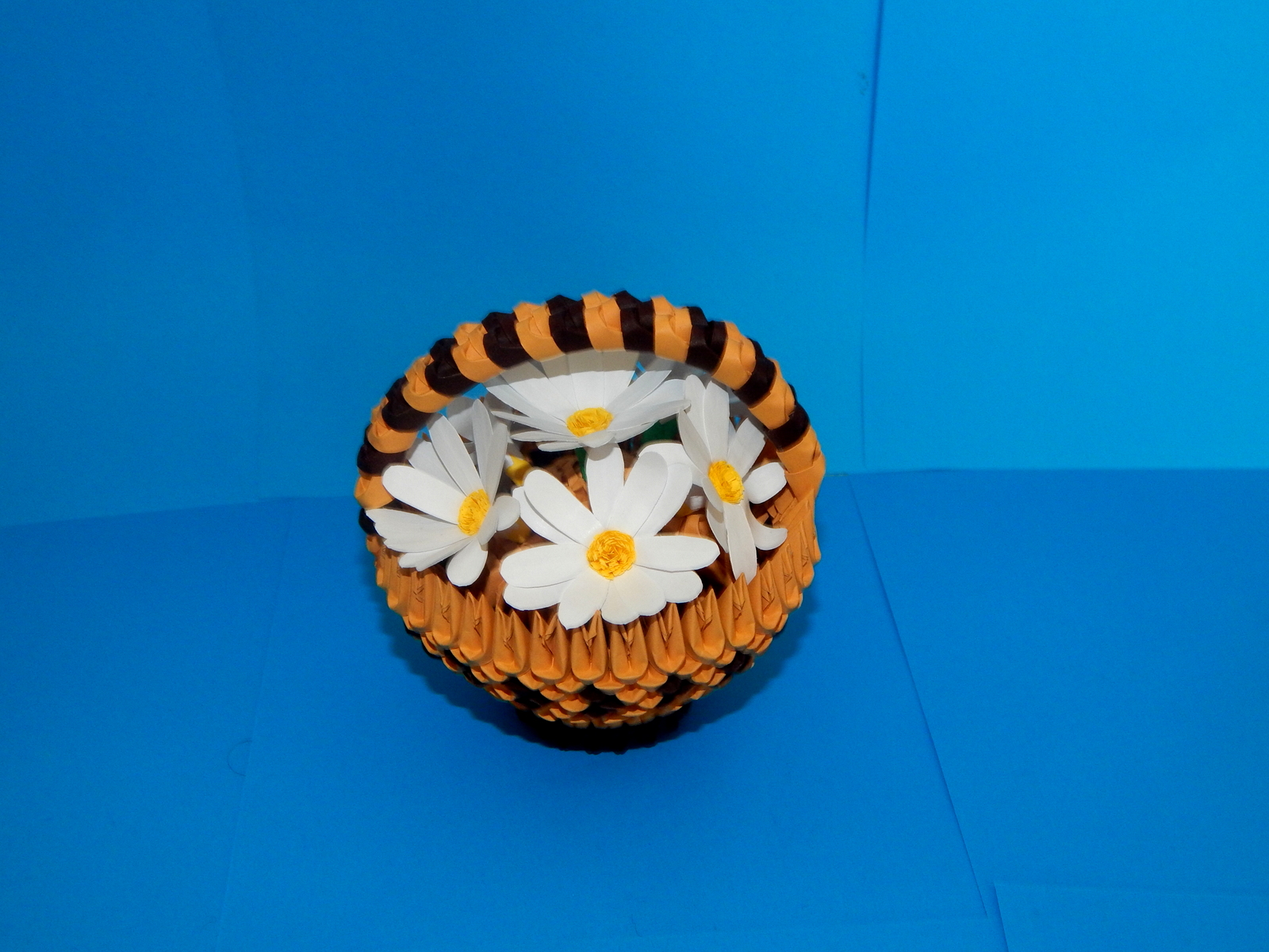 Razcapapercraft 3d origami basket with daisy flowers