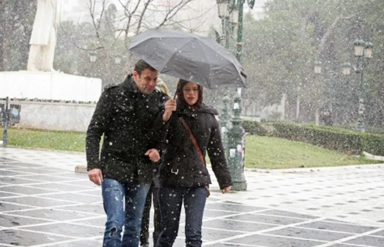 Θεσσαλονίκη: Χιονίζει ακόμα και στο κέντρο της πόλης! (ΒΙΝΤΕΟ)