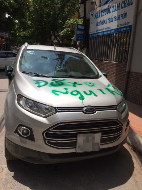 Ha Noi: Do chan cong, Ford EcoSport bi nguoi phu nu son chu khap xe - Anh 3