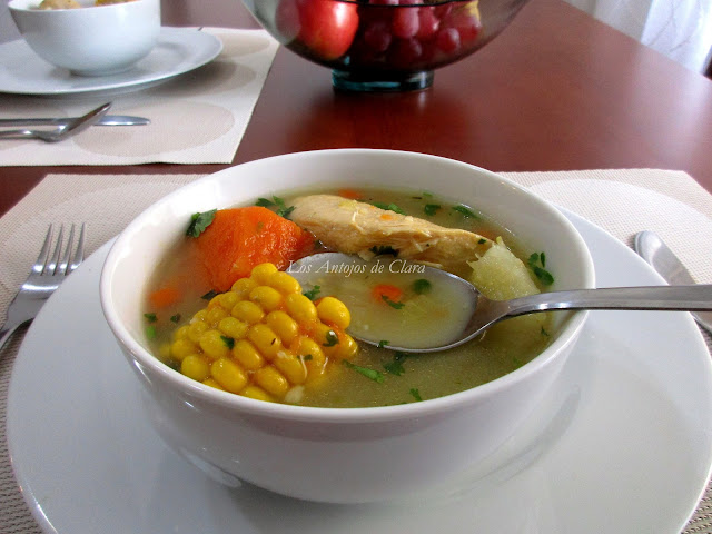 Sopa de pollo colombiana