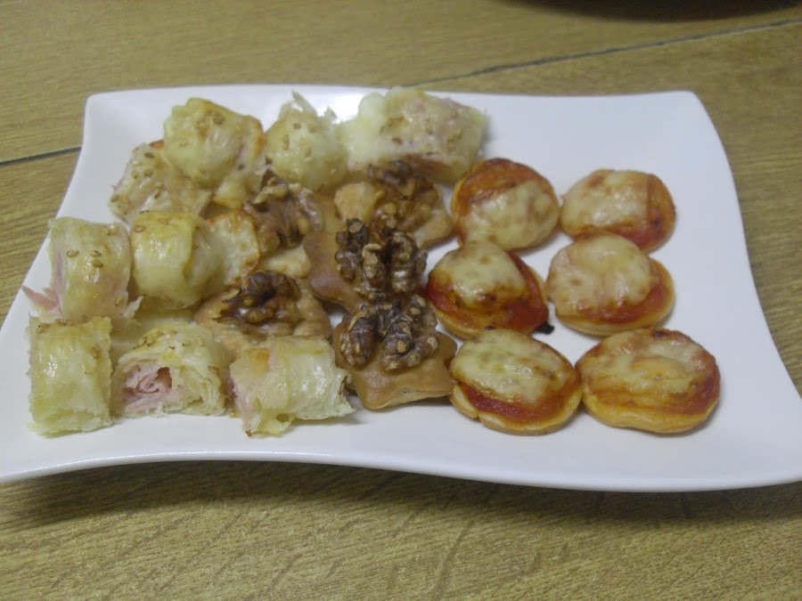 Hojaldres de queso y jamón dulce, de queso y sobrasada, con nueces