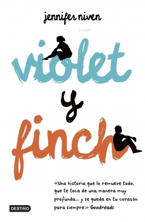 Portada de la novela Violet y Finch, de Jenniffer Niven, que es un fondo blanco con el nombre de Violet en azul, y el de Finch en rojo, teniendo una silueta femenina y masculina en los nombres, respectivamente.