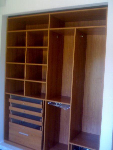 OHANA DESIGN: Interior de placard en melamina nogal