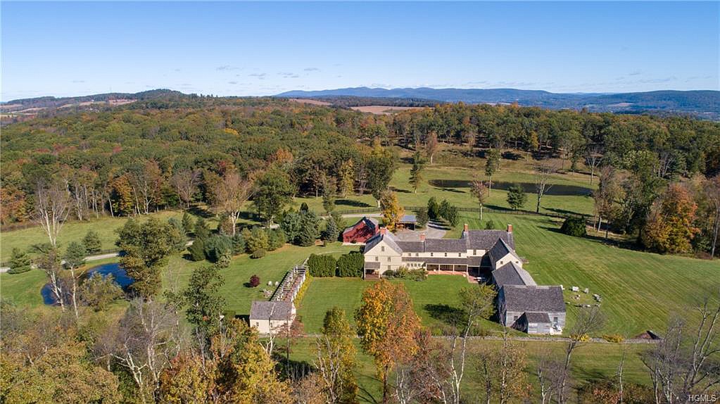 распахнутые ворота усадьбы. тяжелые ворота камень. ворота в поместье. въездные ворота. особняк kensington palace gardens.