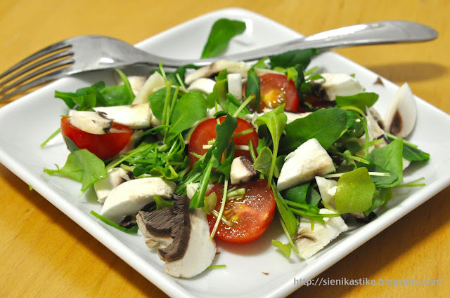 Rucola and champignon salad (lenten fare)