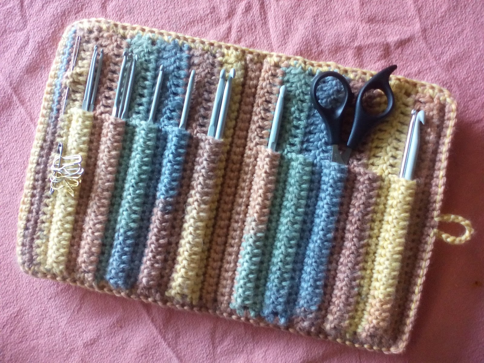 CREACIONES SUSANA ESTUCHE GUARDA AGUJAS DE CROCHET