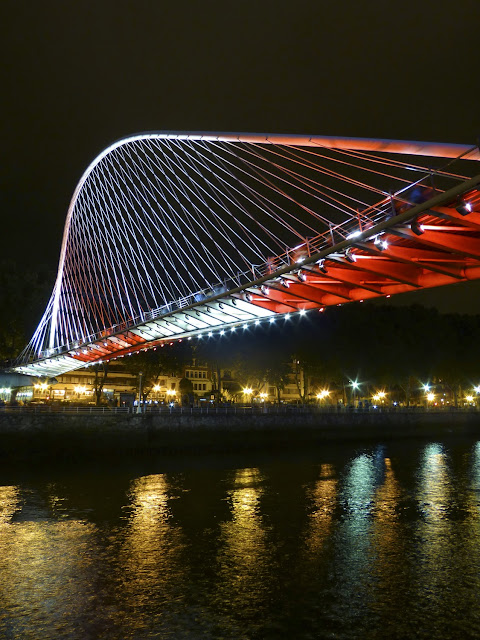 Zubizuri con los colores de Bilbao en Noche Blanca Bilbao 2014