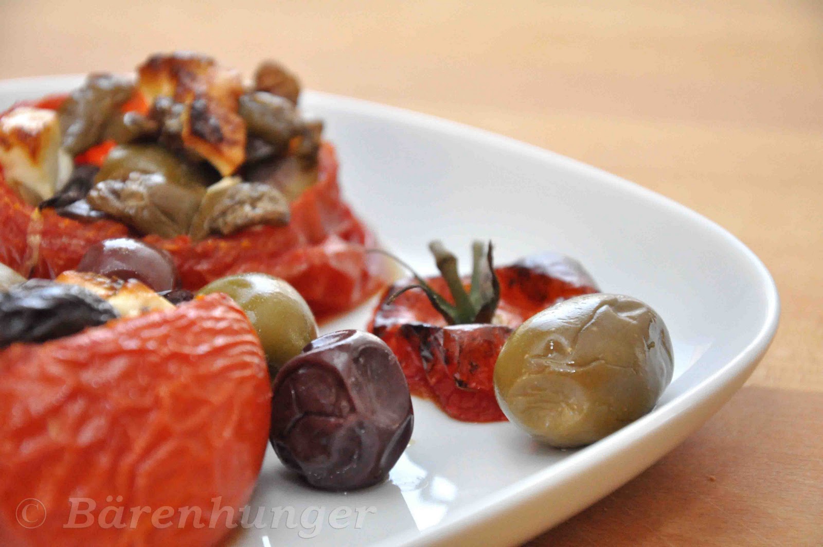 Gefüllte Tomaten mit Oliven und Feta | Bärenhunger