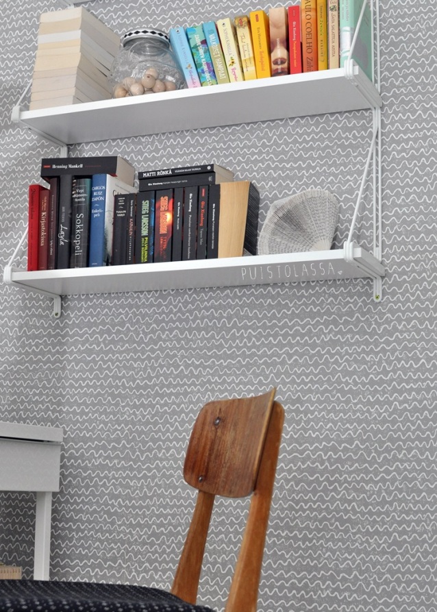 Estantería de Ikea blanca y papel de pared estilo nórdico gris