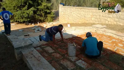 Bizzarri visitando as obras e orientando onde estamos fazendo a construção da escada de pedra com pedra folheta cinza escuro e nos patamares da escada de pedra a colocação de pedra folheta com junta de grama com as muretas de pedra com paralelepípedo em sede da Fazenda em Atibaia-SP. 17 de agosto de 2016.