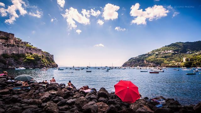 Foto Ischia, Estate a Ischia, Scogli di Ischia Ponte, Bagni sugli scogli, Pontile Aragonese, Ombrellone, 